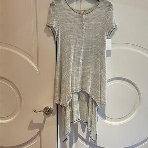 Blu Pepper Light Gray Knit Short Sleeve High-Low Top